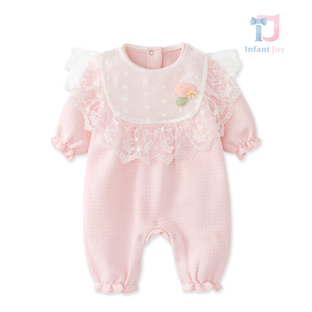 Salopetă cu efect de vafe și guler spectaculos din dantelă Pink Gorgeous