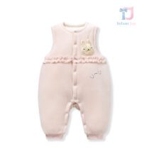 Salopetă din catifea cu umplutură din puf Bunny Ruffles