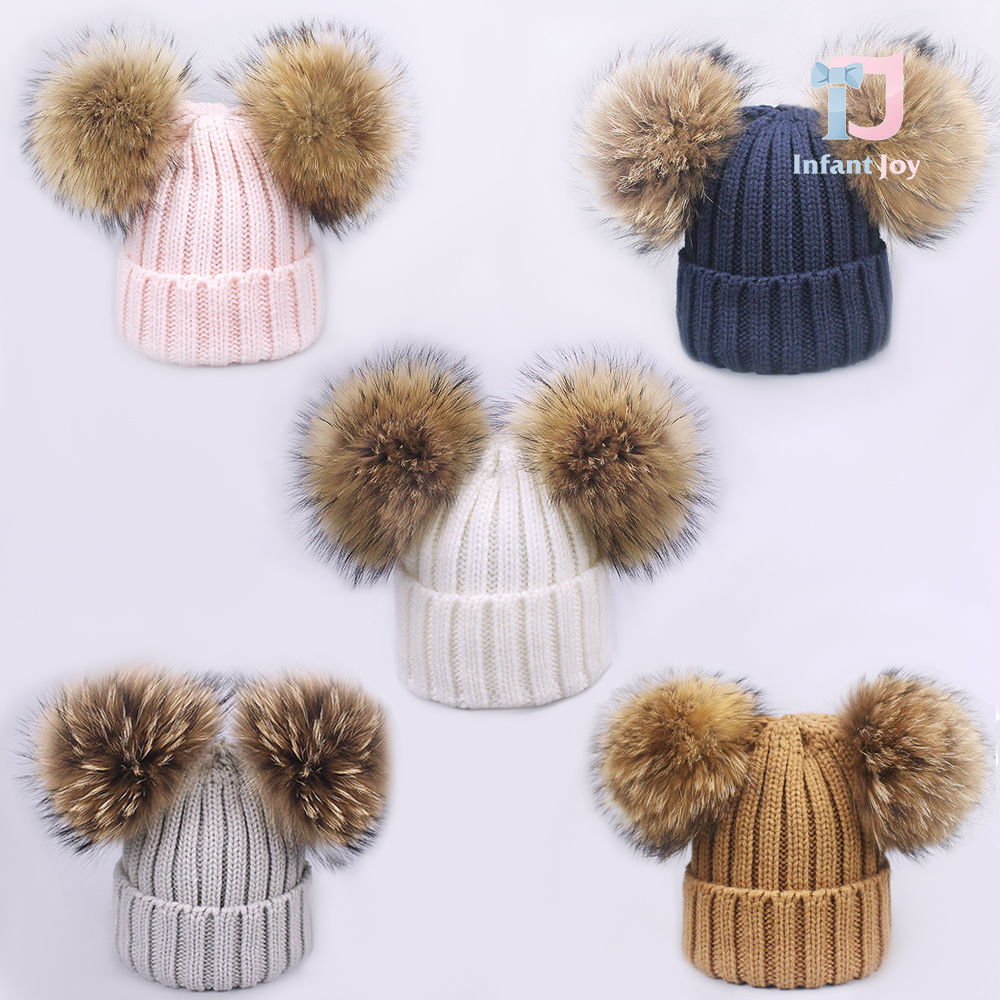 Căciulă tricotată cu 2 pompoane din blană naturală