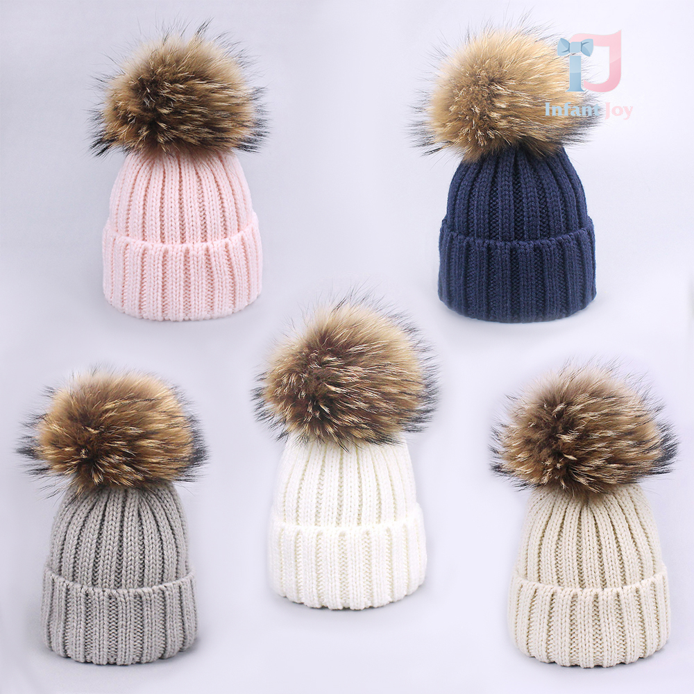 Căciulа tricotata cu pompon din blană naturală