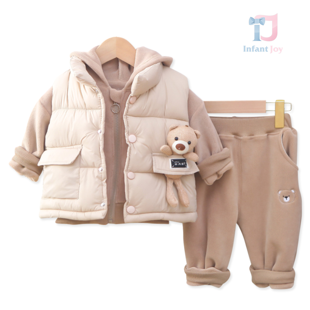 Set din pluș călduros de 4 piese cu vestă matlasată și element 3D Comfy Cub Beige