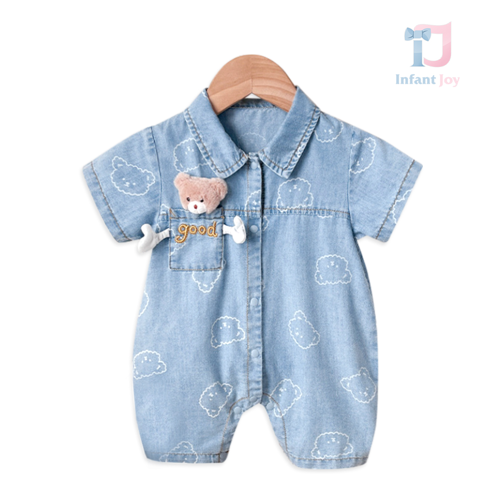 Salopetă din denim cu ursuleți imprimați și ursuleț plușat în buzunar – Sky Buddy