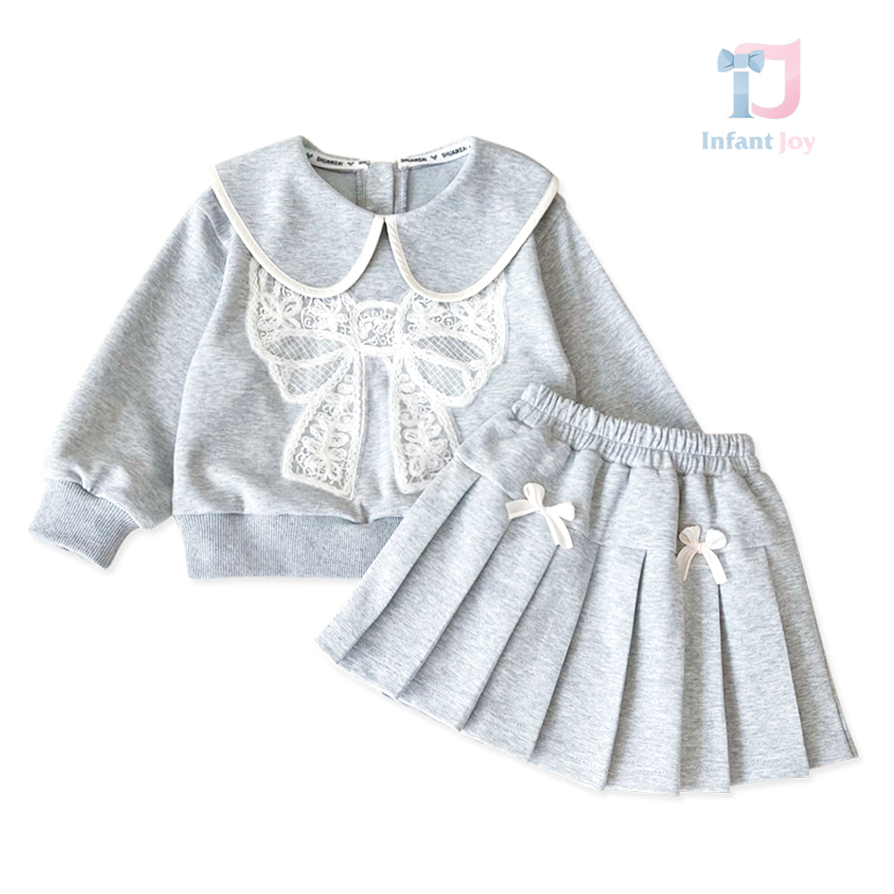 Set sport-elegant de 2 piese din bluză/hanorac cu guler tip Peter Pan, aplicație din dantelă și fustă plisată White Ribbon