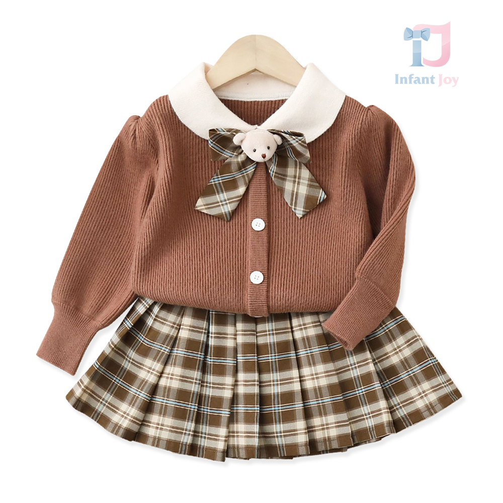 Set de 2 piese din cardigan cu broșă cusută și fustă plisată cu model în carouri Miss Teddy Scholar Mokka