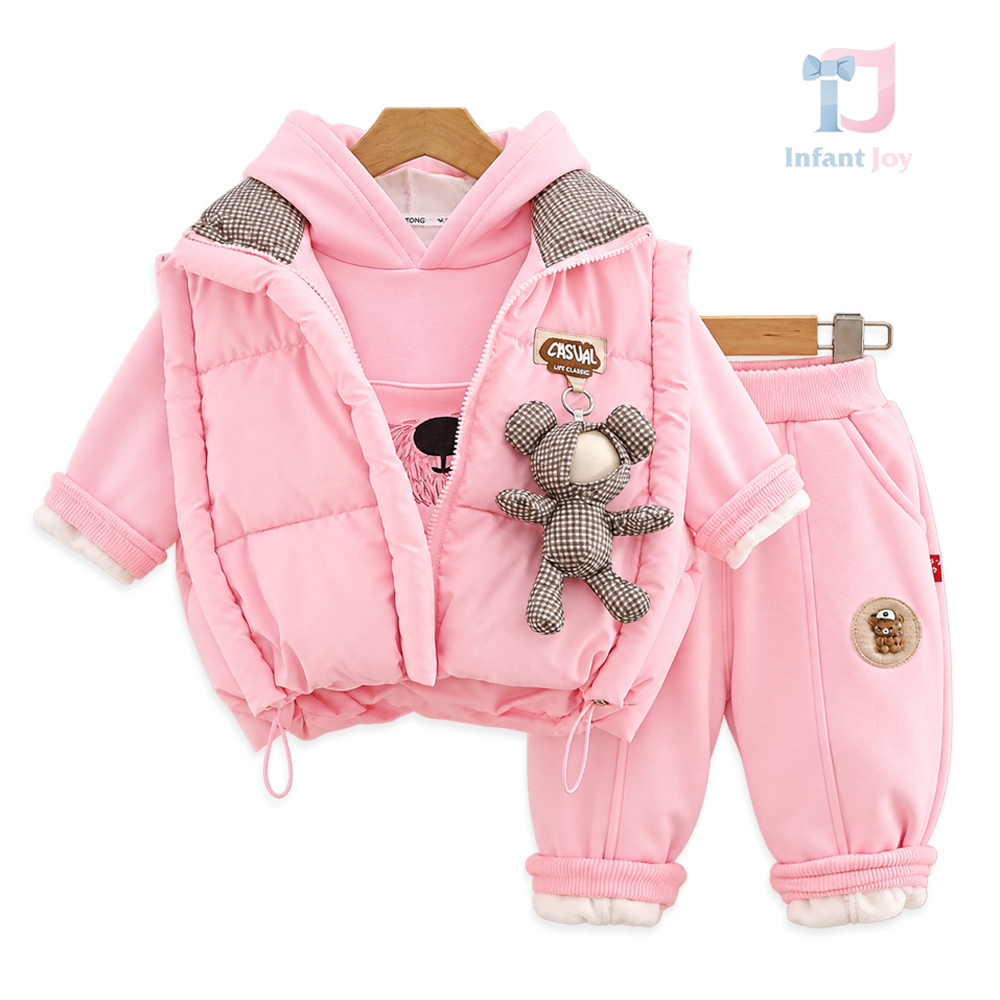 Set vătuit de 4 piese cu vestă matlasată cu pandantiv 3D, hanorac cu glugă și pantaloni Bear Buddy Pink