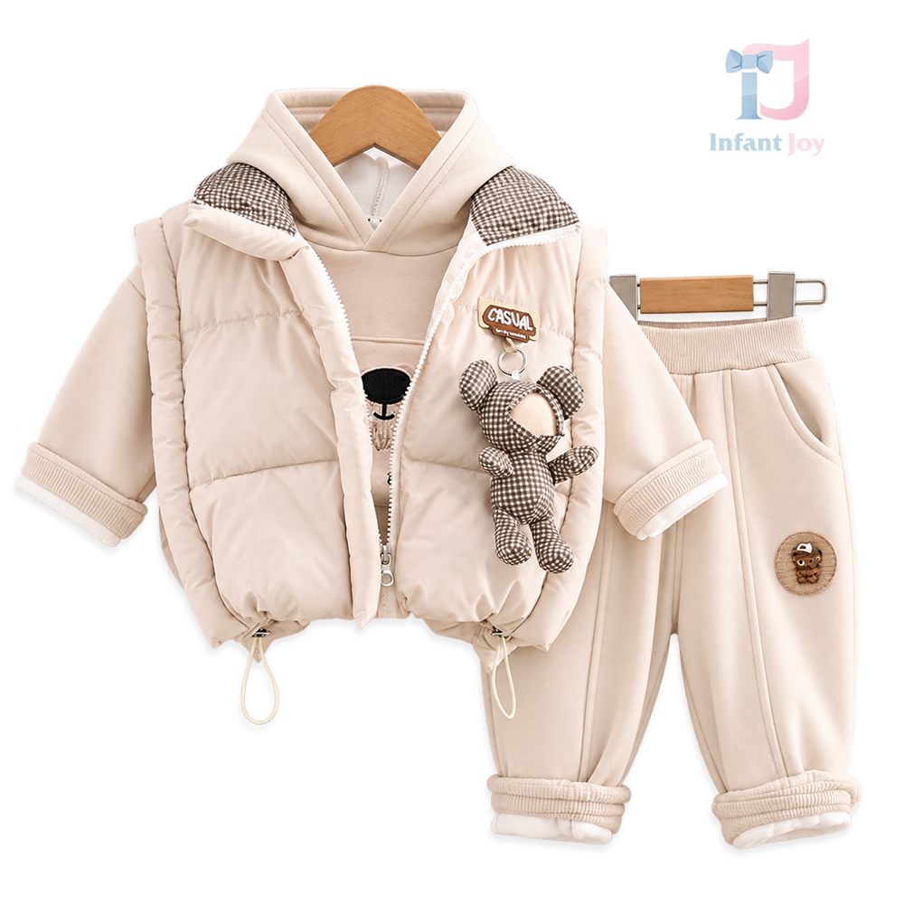 Set de 4 piese cu vestă matlasată cu pandantiv 3D, hanorac cu glugă și pantaloni Bear Buddy