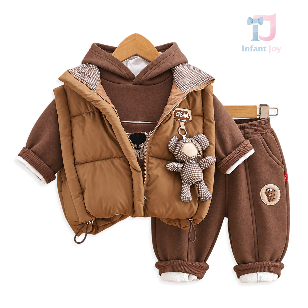 Set de 4 piese vătuit cu vestă matlasată cu pandantiv 3D, hanorac cu glugă și pantaloni Bear Buddy Choco