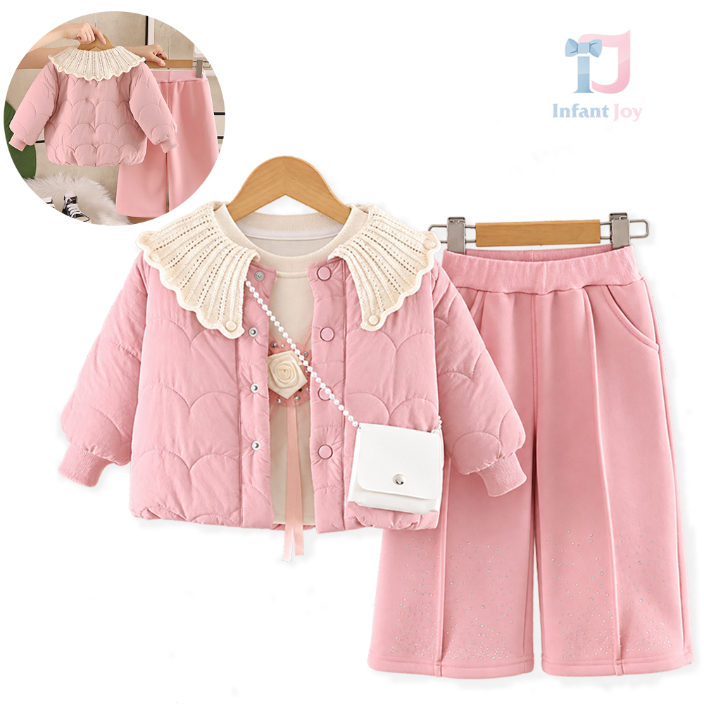 Set de 4 piese vătuit cu jachetă matlasată cu guler deosebit, bluză, pantaloni cu detalii strălucitoare și gentuță Soft Prestige Pink